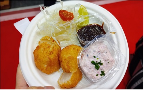写真　くふ楽チェンナイ店が試食品として提供したホタテフライ（ジェトロ撮影）
