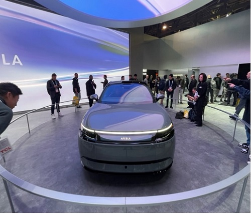写真　アフィーラ新型車両にも注目集まる（ジェトロ撮影）