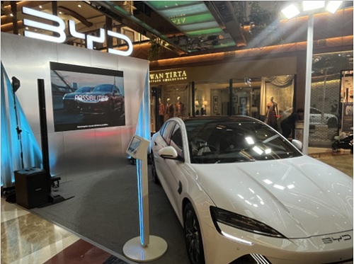 写真　ジャカルタ市内のショッピングモールで開催されたBYDの展示・試乗会（ジェトロ撮影）