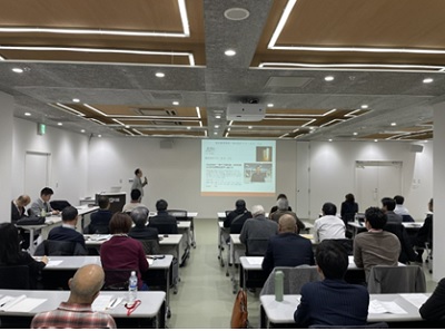 写真　講師の解説の様子（ジェトロ撮影）