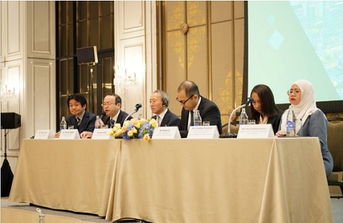 写真　タイ商務省の担当官や日本からFTA専門家が登壇（タイ商務省提供）