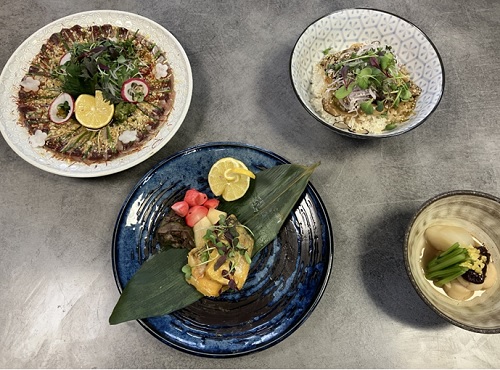 写真　左から「ハマチの刺身」、「アマダイの玉味噌（たまみそ）焼き」、「アナゴのカツ丼」、「ホタテの煮物」（ジェトロ撮影）