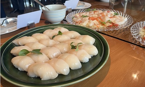 写真　加者が試食したホタテのすしとカルパッチョ（在バングラデシュ日本大使館提供）