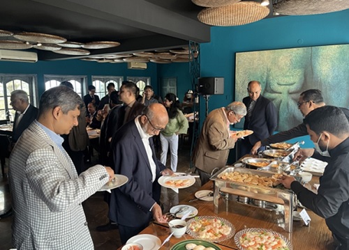 写真　試食会の様子（在バングラデシュ日本大使館提供）