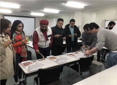 写真　水産品の試食会（ジェトロ撮影）