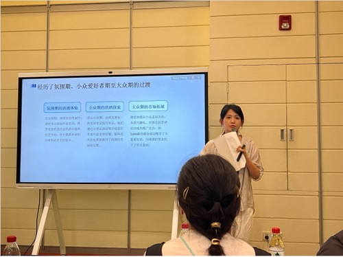 写真　「2023年中国日本酒市場発展白書」紹介セミナーで講演する周卉氏（ジェトロ撮影）