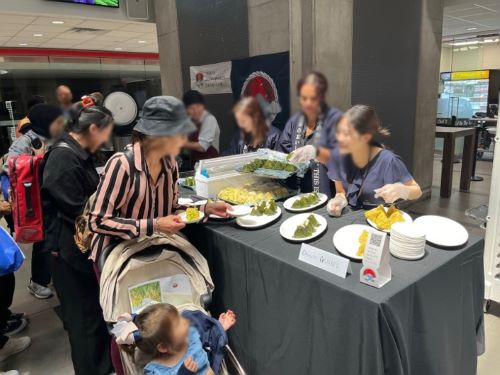 写真　試食会の様子（ジェトロ撮影）