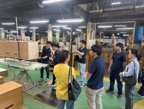 写真　工場を見学する海外バイヤー（ジェトロ撮影
