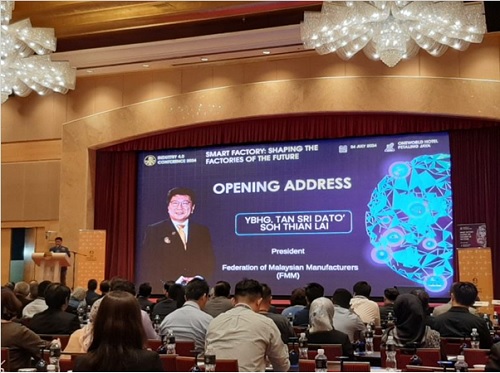 写真　7月24日にクアラルンプール近郊で開催された「FMM Industry 4.0 Conference 2024」であいさつするソー・ティエンライ会頭。参加者にもカタログが配布された（ジェトロ撮影）