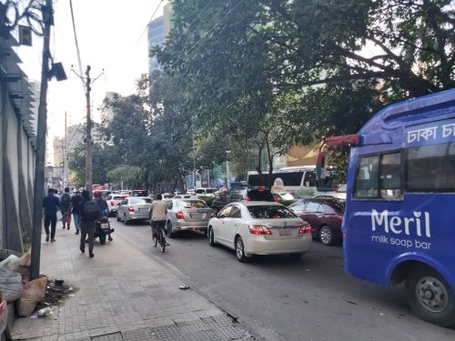 写真　通常と同程度に渋滞するグルシャン2地区の道路状況（7月25日午後4時、ジェトロ撮影）
