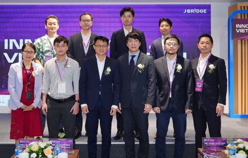 写真　主催機関や登壇企業の集合写真（ジェトロ撮影）