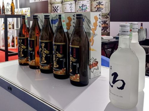 写真　同社がスリランカで展開する焼酎（ジェトロ撮影）