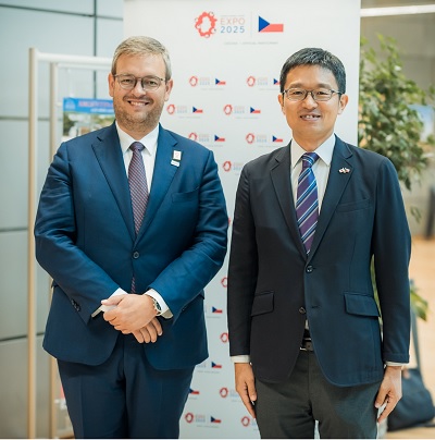 写真　セミナー会場でのソシュカ代表（左）と志牟田所長（チェコ政府万博事務局提供）