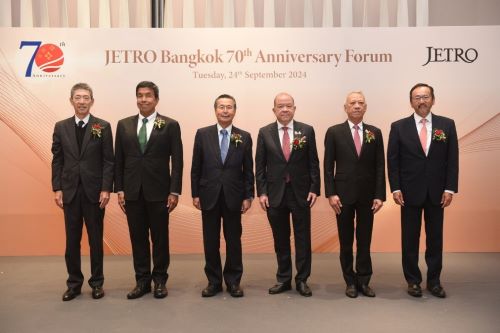 写真　左から黒田淳一郎ジェトロ・バンコク事務所長、チャッチャート知事、石黒憲彦ジェトロ理事長、ピチャイ商務相、ピパット労働相、大鷹大使（ジェトロ撮影）