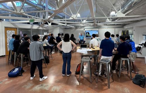 写真　熱心に講義を聴く参加者たち（ジェトロ撮影）