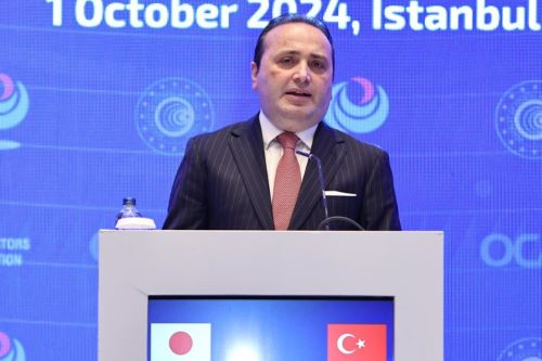 写真　トルコ貿易省トゥズジュ副大臣のスピーチ（ジェトロ撮影）