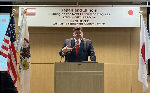 写真　基調講演するイリノイ州のプリツカー知事（ジェトロ撮影）
