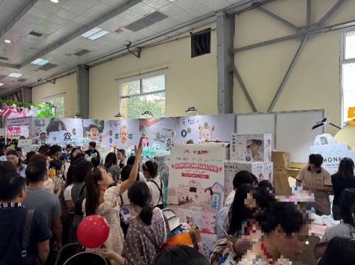 写真　にぎわいを見せる展示会場（ジェトロ撮影）