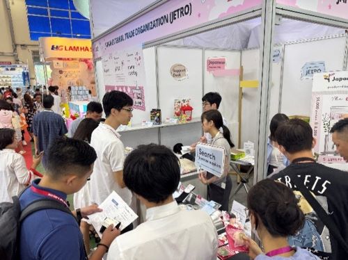 写真　日本企業の展示品とJapanStreetをPRしたジャパンブース（ジェトロ撮影）