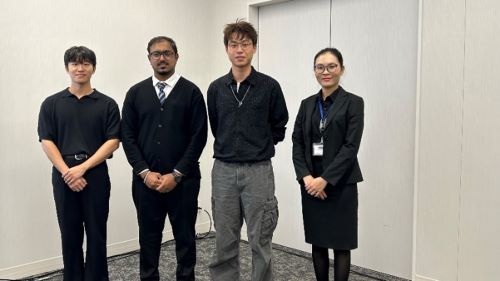 写真　（左から）長崎大学経済学研究科の朴龍飛（パクリョンビ）氏、亀山電機のマイトリック・ジール氏、長崎県立大学の劉夢凡氏、ケービーソフトウェアのハ・テイ・モン・トウ氏（ジェトロ撮影）
