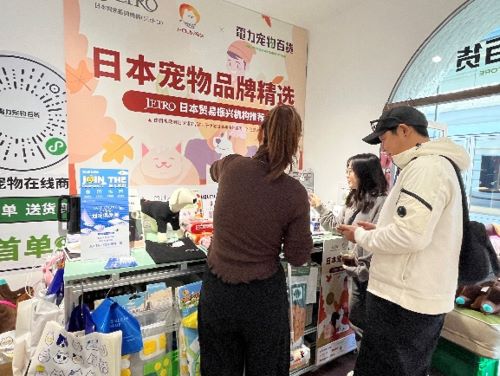 写真　店員が来客に日本商品を紹介（ジェトロ撮影）
