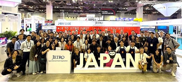 写真　ジャパンパビリオン出展者の集合写真（ジェトロ撮影）