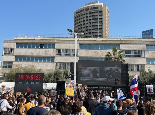 写真　イスラエル・テルアビブの「人質広場」で人質の解放を見守る市民（ジェトロ撮影）