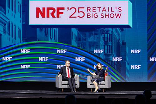 写真　ウォルマート米国部門のファーナーCEO（左）とエヌビディアのマーティン副社長（右）（NRF提供）