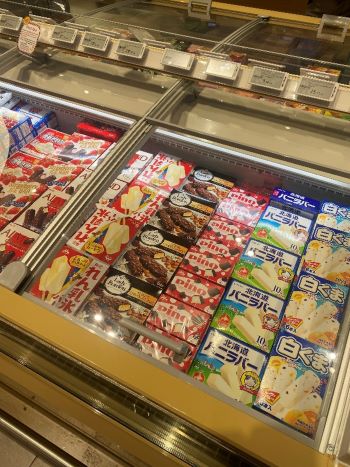 写真　ショーケースの半分近くを占めていた日本のアイスクリーム（ジェトロ撮影）
