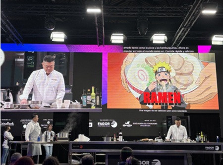 写真　ラーメンの紹介を行う成澤シェフ（ジェトロ撮影）