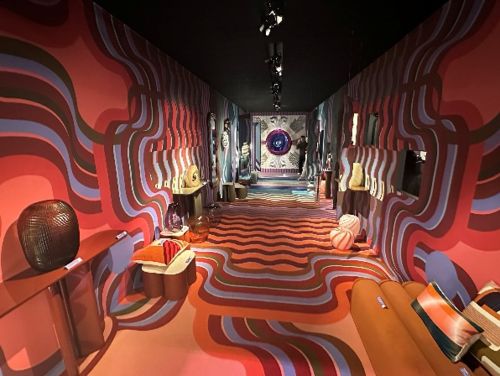 写真　見る方向で空間の色彩が変化する廊下。SUR/REALITY特設展にて（ジェトロ撮影）