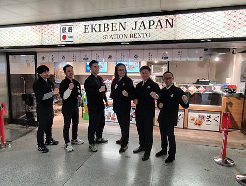 写真　チューリヒ中央駅での駅弁販売に臨むEWTメンバー（ジェトロ撮影）