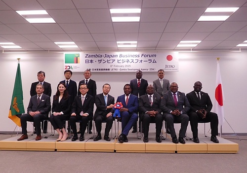 写真　登壇者らと、大阪・関西万博公式キャラクターのミャクミャク（ジェトロ撮影）