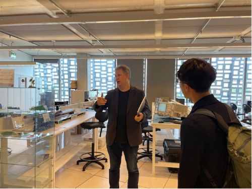 写真　取り組みを説明するジャスティン・リップマン工学・情報工学部産業アソシエート教授（ジェトロ撮影）