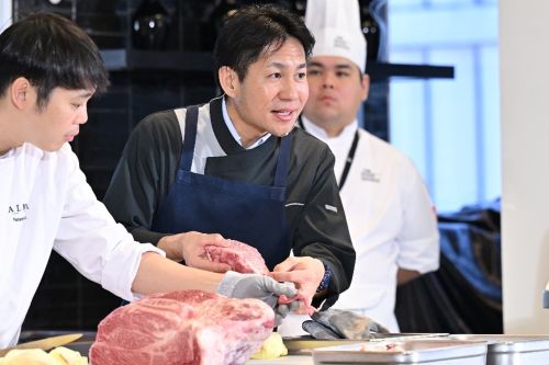 写真　生徒に指導する底原講師、左は受講者（ジェトロ撮影）