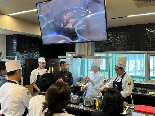 写真　イタリア料理の講座、後方右から2人目がコンフェンテ講師（ジェトロ撮影）