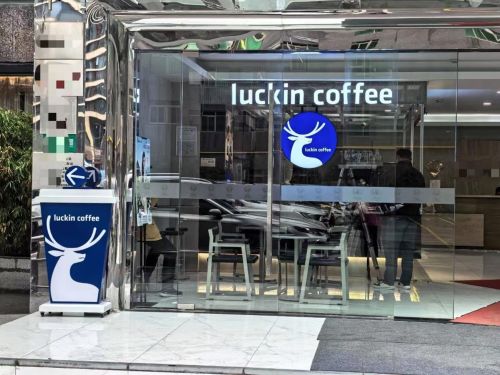 写真　中国・上海市のオフィスビルの中にあるラッキンコーヒーの店舗（ジェトロ撮影)