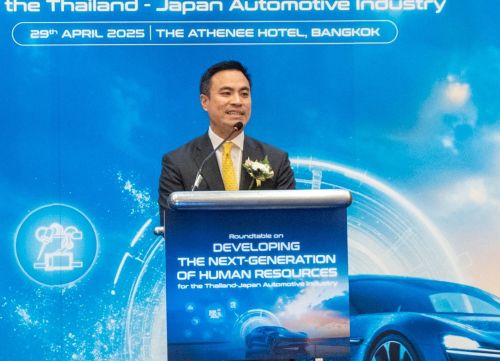 写真　エーカナット工業相（ジェトロ撮影）