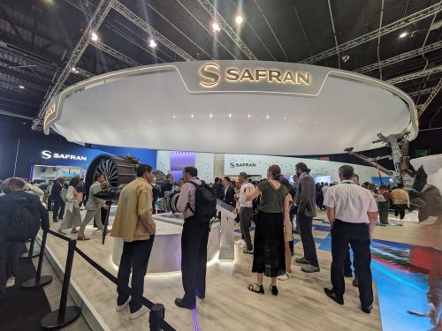 写真　「パリ・エアショー」会場内の企業ブース（ジェトロ撮影）