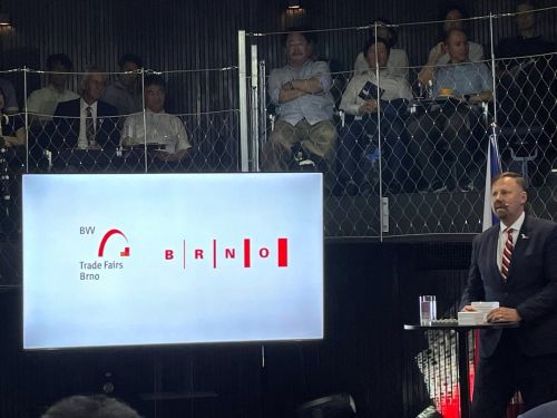 写真　ブルノ展示場のクバタCEOの講演の様子（ジェトロ撮影）
