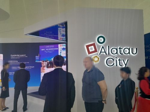 写真　フォーラム会場に設置されたアラタウ紹介ブース（ジェトロ撮影）