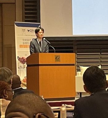 写真　長屋アビジャン事務所長によるスピーチ（ジェトロ撮影）