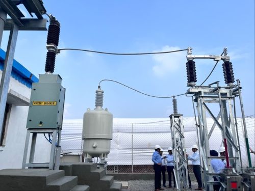写真　円柱状のPVTを含むマイクロ変電所の外観（ジェトロ撮影）