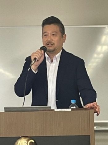 写真　香港市場の魅力を語るフォン大阪事務所長（ジェトロ撮影）