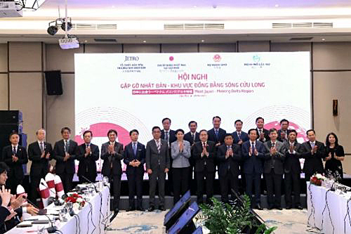 写真　両国政府関係者の記念撮影（カントー市提供）