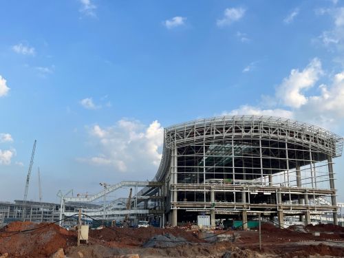 写真　建設が進むロンタイン国際空港のターミナル（ジェトロ撮影、8月19日視察）