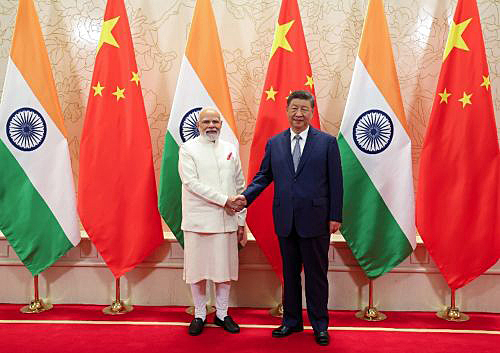 写真　会談を行ったモディ首相と習国家主席（インド首相官邸ウェブサイトより）