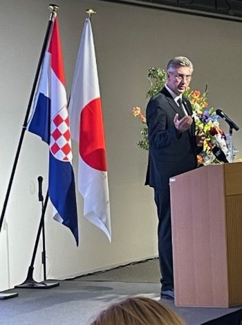 写真　スピーチするプレンコビッチ首相（ジェトロ撮影）
