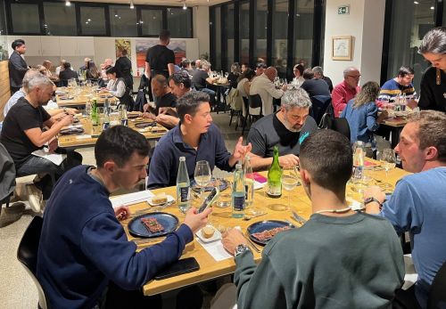 写真　試食会の様子（ジェトロ撮影）
