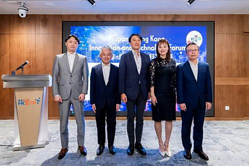 写真　オープニングイベントで左から、松尾豊・東京大学大学院工学研究科教授、原丈人アライアンス・フォーラム財団会長、三浦潤・駐香港日本総領事、張麗蓮（リリアン・チョン）イノベーション・テクノロジー産業局次長、黃秉修（テリー・ウォン）HKSTP・CEO（HKSTP提供）